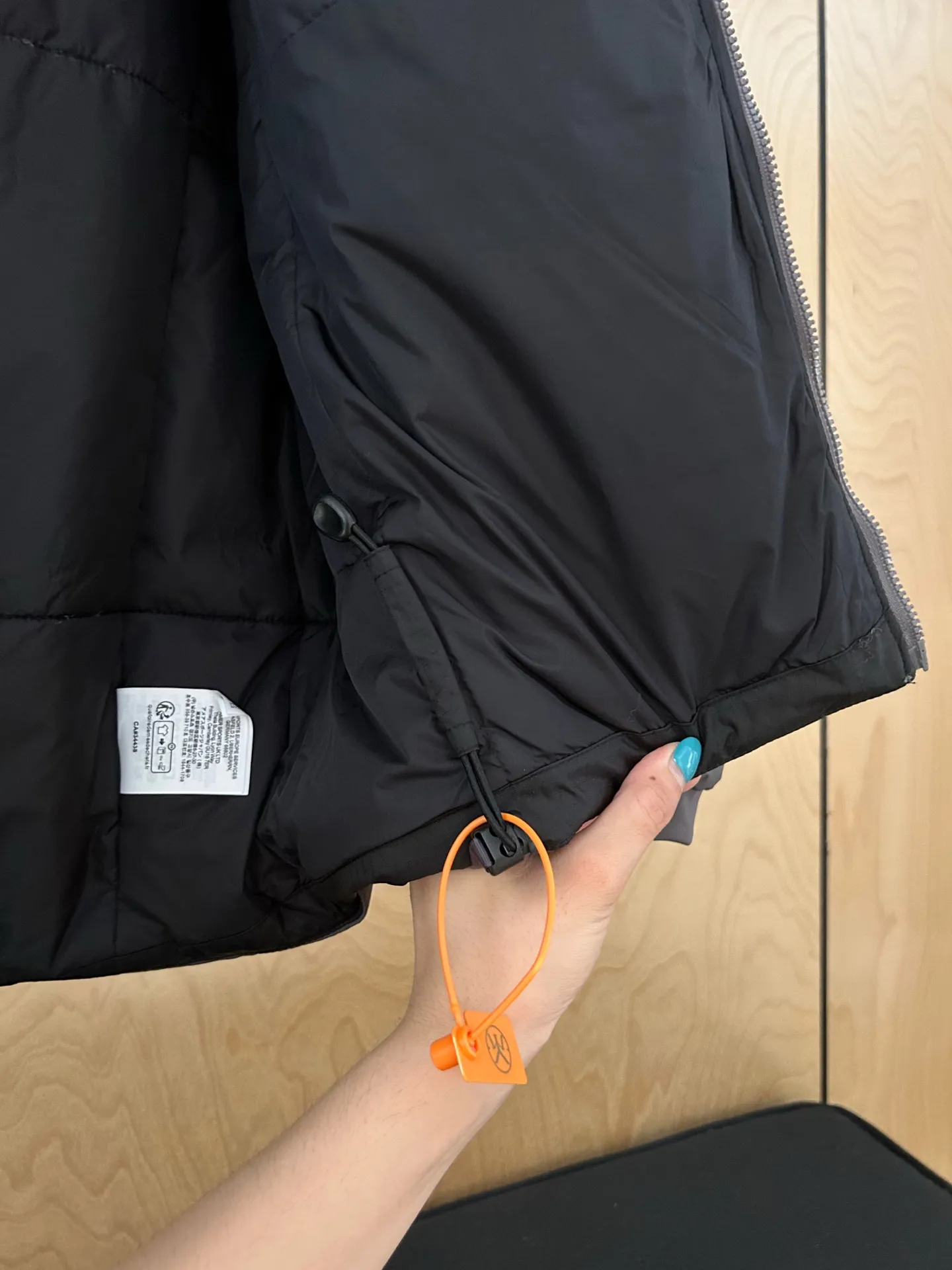 《 》 Arcteryx/ Leaf Cold wx Lt Gen 2 ! N WINDSTOPPER 2L ， Coreloft 100 ， 。 Cold WX Lt Series ， ， ， ！ ， 。 windstopper ,n Gossamera Fusion WS。 ， ： 1： WINDSTOPPER ， ， ， ， 。 Coreloft ， 。 。 2： 。 3： ， ， 。 4： ， ， 。 ， ， 。 1:1 ， ！ ， ！ ：Black Gray Size：S M L XL 2XL S M L XL 2XL ： 74 76 78 80 82 ： 52 54 55 57 58 ： 66 67 69 70 72 ： 122 126 130 134 138